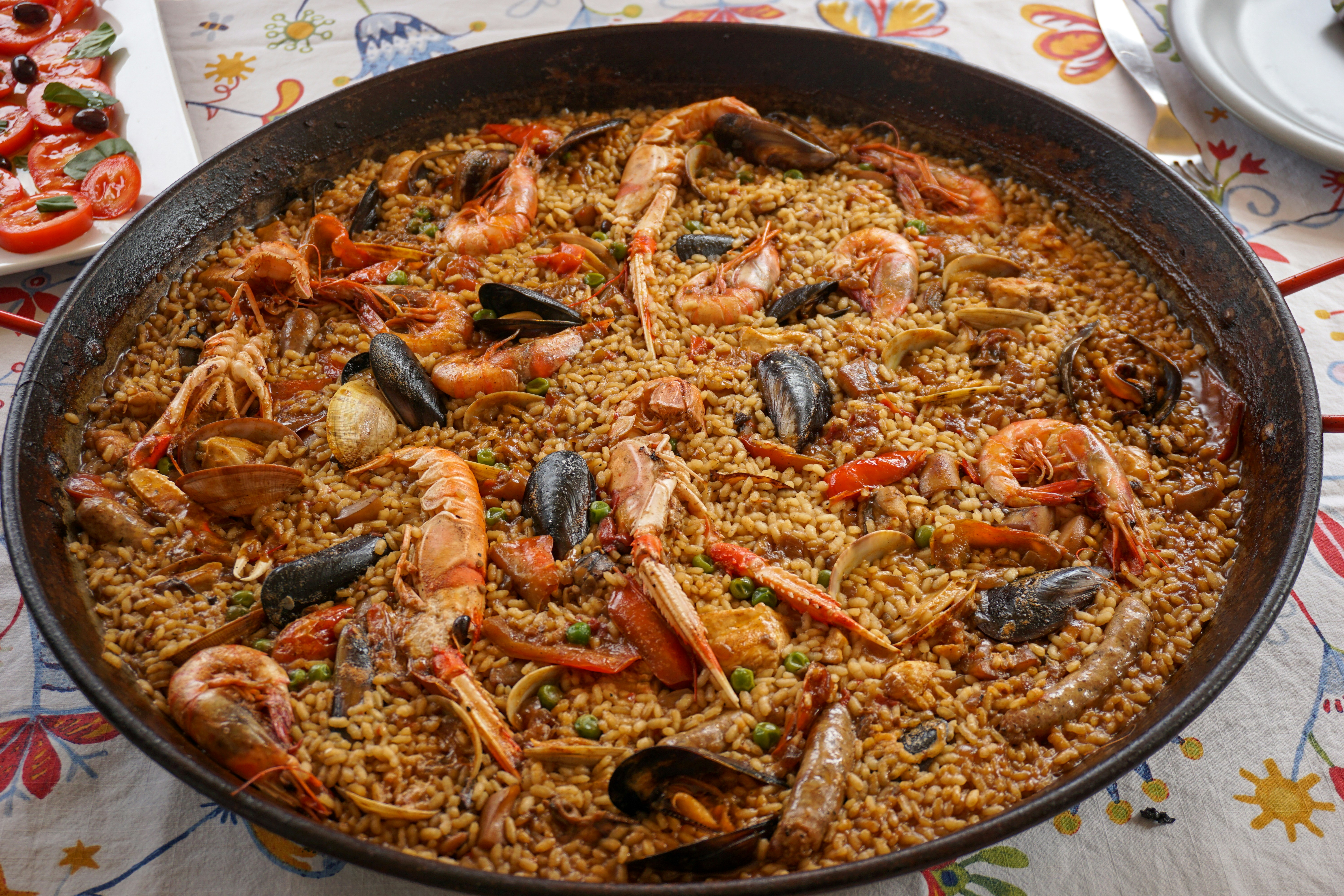 Paella valenciana tradicional amb el característic socarrat, vista des de dalt