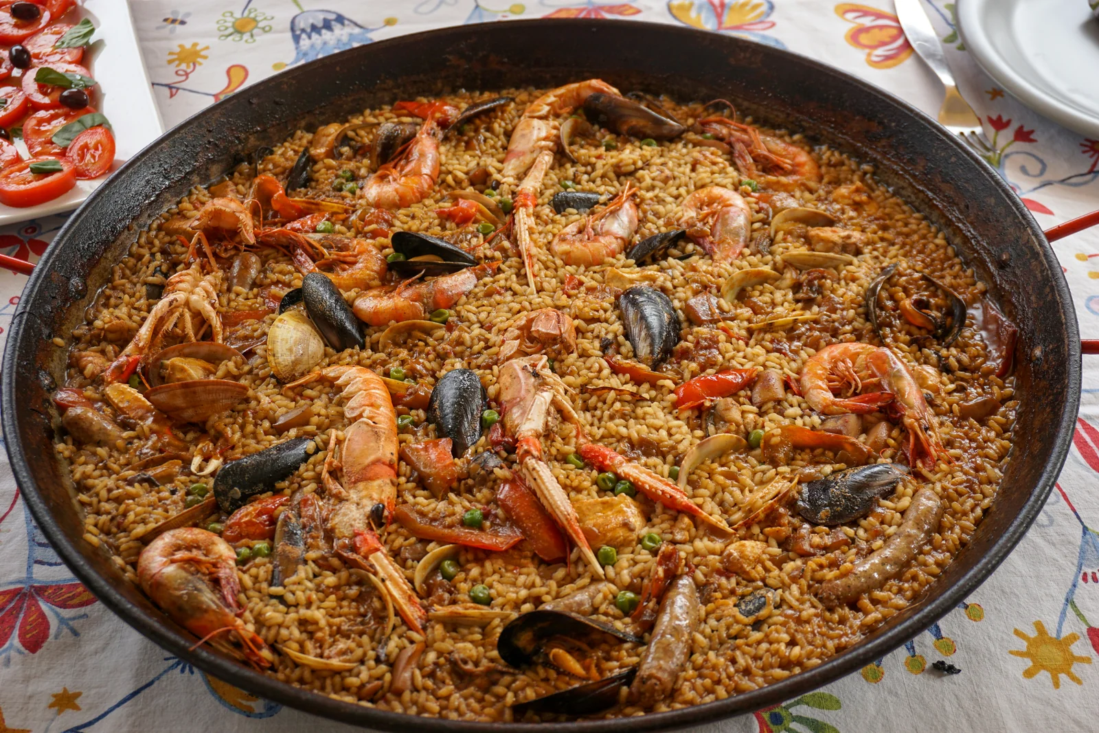 Paella valenciana tradicional amb el característic socarrat, vista des de dalt