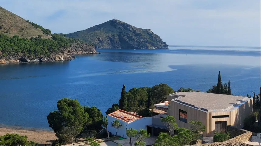 L'antic elBulli i el nou edifici d'elBulli1846 a Cala Montjoi, amb la badia i el cap Norfeu al fons