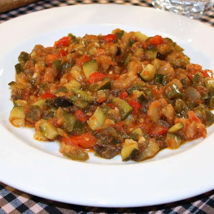 Cassola de samfaina catalana amb albergínia, carbassó, pebrot i tomàquet confitats amb oli d'oliva